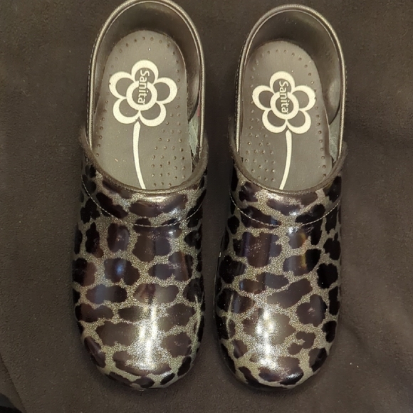 ❤️🐆NWOB Sanita Women's Metallic Black Animal (Leopard) Print Clogs Size 38❤️ - Picture 3 of 9